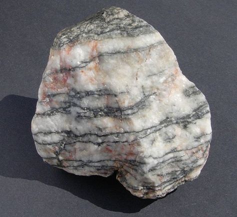Rock Identification Pictures, Geology Rocks Mineral, Raw Gemstones Rocks, Rock Identification, Rock Tumbling, Metamorphic Rock, Rocks Crystals, Gem Beads, Rocks And Fossils