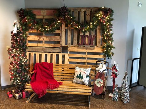 Pallet Christmas Photo Backdrop, Christmas Garland Photo Backdrop, Christmas Background Ideas For Pictures, Country Christmas Photo Backdrop, Pallet Christmas Backdrop, Photobooth Christmas Backdrop, Christmas Wood Backdrop Ideas, Home For Christmas Theme, Christmas Grotto Design Ideas