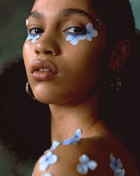 Flower Makeup, Photographie Inspo, Clip Video, Beauty Shoot, Shooting Photo, Editorial Makeup, Portrait Inspiration, Creative Makeup, Aesthetic Makeup