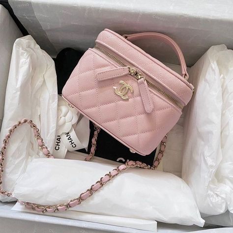 Pink Chanel Bag, Famous Clothes, Chanel Mini Bag, Chanel Vanity Case, Chanel Vanity, Chanel Reissue, My Style Bags, Luxury Bags Collection, Aesthetic Bags