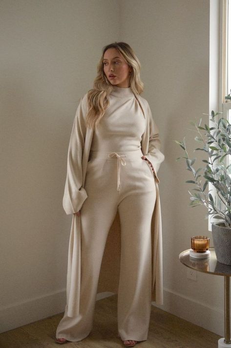 Curvy Couture: The Definitive Style Guide to Plus Size Outfits for 2024 Mode Rihanna, Sleeveless Turtleneck Top, Cream Knit Cardigan, Mode Zara, Outfits 90s, Looks Plus Size, Sleeveless Turtleneck, Turtleneck Top, Elegantes Outfit