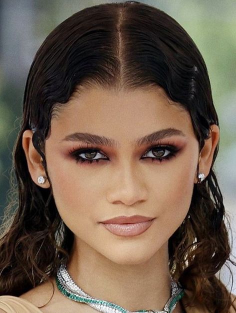 Zendaya Eye Makeup, Zendaya Makeup Looks, Wallpapers Celebrities, Makeup With Eyeshadow, Zendaya Makeup, Quotes Aesthetics, Aesthetics Vintage, Zendaya Hair, Shiny Makeup