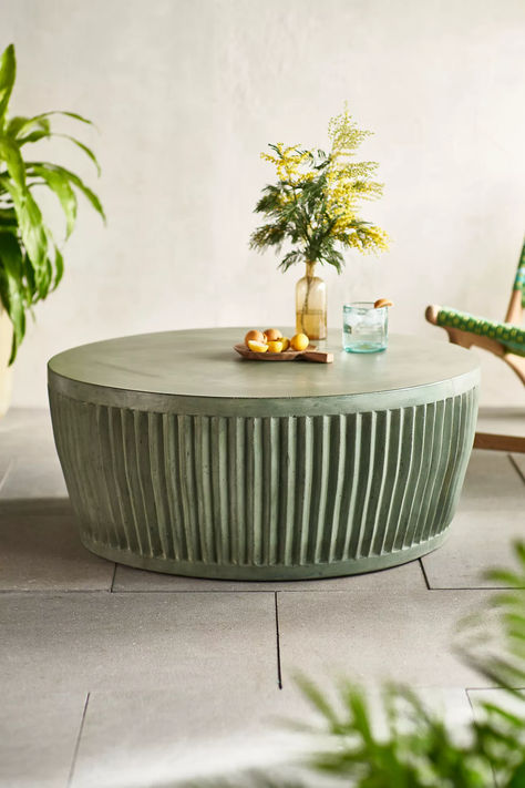 Green Round Coffee Table, Round Green Coffee Table, Diy Concrete Table Outdoor, Patio Coffee Table Ideas, Outdoor Coffee Table Decor, Diy Outdoor Coffee Table, Concrete Outdoor Furniture, Outdoor Patio Coffee Table, Beach House Outdoor Living