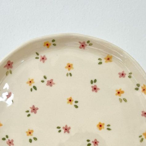 Ceramic Flower Painting, Floral Ceramic Plate, Flowers Ceramic Painting, Plate Painting Designs, Painting Plates Aesthetic, Diy Plates Decorating, Pottery Plate Ideas Paint, Ceramic Birthday Plate Diy, Ceramic Pottery Plates