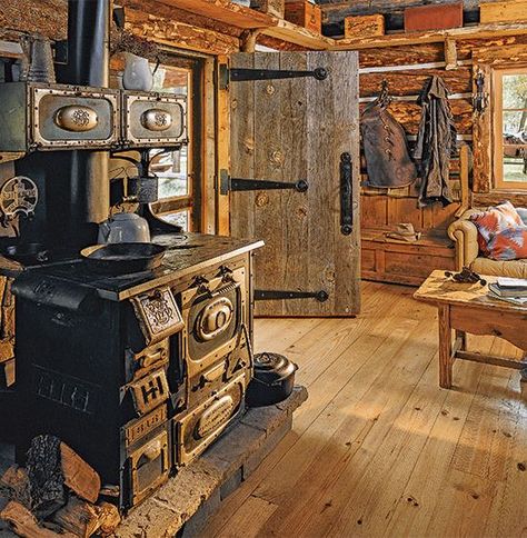 Cottage Living Room Wood Stove, Primitive Log Cabin, Rustic One Room Cabin, Medieval Style Home, Alaskan Homestead, Alter Herd, Cabin Inside, Old Log Cabin, Asma Kat