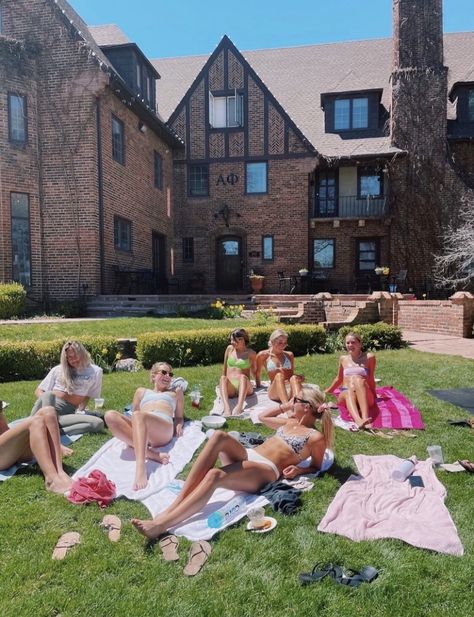 Sorority Sisters Aesthetic, Sority Girl Aesthetic, Sorority House Aesthetic, Soroity Girls Aesthetic, Sorority Girl Aesthetic, Sorority Aesthetic, Hamptons Lifestyle, Foto Inspo, Friends Goals