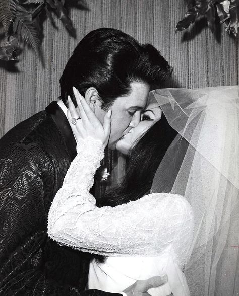 Elvis Presley and Priscilla Presley on their wedding day at the Aladdin Hotel, 1967. Priscilla Presley Wedding, Elvis Wedding, Elvis Presley Priscilla, Elvis Presley Family, Joseph Jackson, Elvis Presley Pictures, Elvis And Priscilla, King Of Pop, Elvis Presley Photos