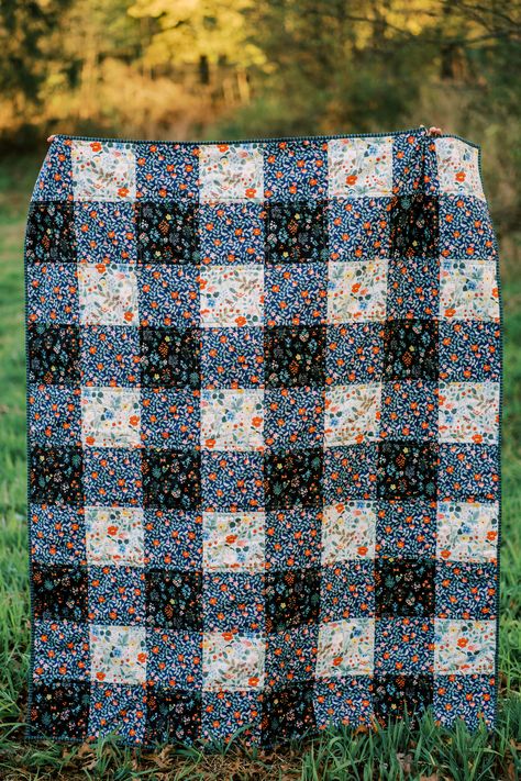 Tela, Patchwork, Pull Up A Chair Quilt Pattern, Cute Quilted Blanket, Free Simple Quilt Patterns, Plaid Sewing Projects, Gingham Patchwork Quilt, Beginner Quilt Squares, Quilt Picnic Blanket