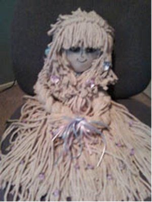 Mop Doll: I use to make these with wings and sell them as Christmas decor. They always sold out. And to this day I still see them hanging in homes I visit during the holidays. LOL! Amigurumi Patterns, Mop Head Dolls Diy, Mop Dolls, Country Craft Ideas, Mops Crafts, Diy Rag Dolls, Crochet Bat, Easy Crafts To Sell, Yarn Dolls