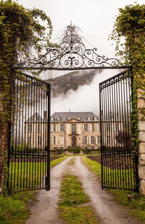 Abandoned Houses, Abandoned Mansions, Chateau De Gudanes, European Home, Chateau France, French Chateau, Beautiful Architecture, Beautiful Buildings, Pretty Places