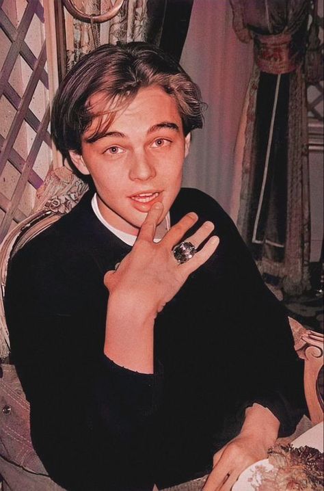 Leonardo Dicaprio Young, Titanic Leonardo Dicaprio, Leonardo Dicaprio Photos, Stile Harry Potter, Leonardo Dicapro, Leonardo Dicaprio 90s, Young Leonardo Dicaprio, 90s Men, Johny Depp