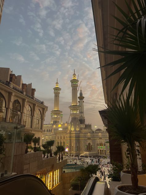 insta: alishaskhan #saudiarabia #mecca Mosque Architecture, Masjid Haram Aesthetic, Mecca Aesthetic, Muslim Army, Mecca City, Mekka Islam, Arsitektur Masjid, Mecca Islam, Mecca Wallpaper