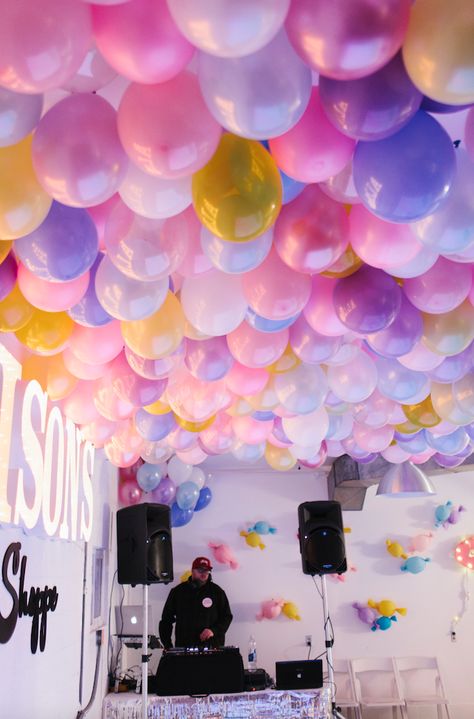 Don't panic, I only want to do something like this on a much smaller scale, above the dessert table Balloon Ceiling, 카페 인테리어 디자인, Balloon Centerpieces, Balloon Diy, Helium Balloons, Milestone Birthdays, Unicorn Party, Party Planner, Party Balloons