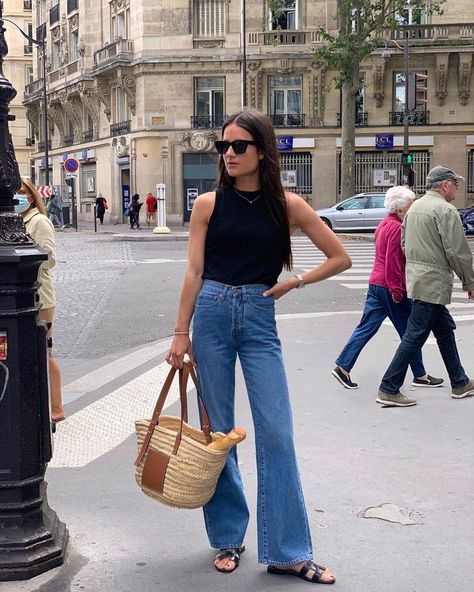 Wide Leg Jeans Outfit, Parisian Outfits, European Fashion Summer, Flare Jeans Outfit, Shirt And Jeans, Europe Outfits, Summer Wardrobe Essentials, Europe Fashion, Look Vintage