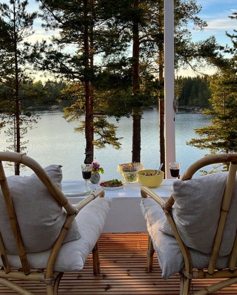 Lake House Scandinavian, Summer Cabin Decor, Sweden Cabin, Summer House Aesthetic, Scandinavian Cottage Interior, Finnish Cabin, Lake Cabin Interiors, Finnish Cottage, Finnish Home