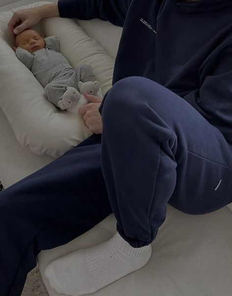 Dad And Baby Girl Aesthetic, Dad With Baby Aesthetic, Baby Breastfeeding Aesthetic, Dad And Baby Aesthetic, Father And Baby Aesthetic, Newborn Aesthetic, Baby And Dad, طفلة حديثة الولادة, Father And Baby