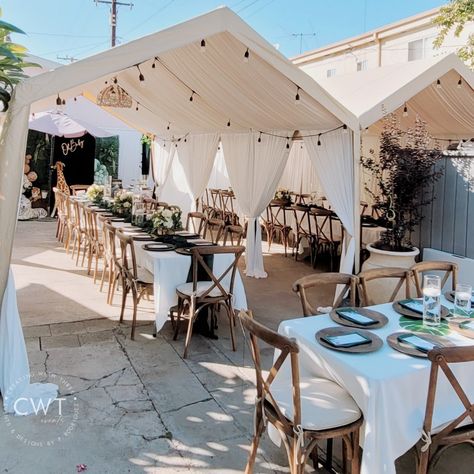 Tented Backyard Party, Table And Chair Set Up For Party, Backyard Tent Dinner Party, Backyard Tent Party Ideas, Bridal Shower Tent Decorations, Outside Tent Party Ideas, Baby Shower Tent Decorations, Tent Dinner Party, Outdoor Party Table Set Up