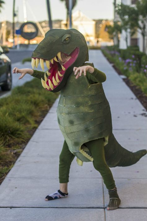 Here is a tyrannosaurus costume I made for my son, from mattress foam and spray paint. Daft Punk Halloween Costume, T Rex Halloween Costume, Diy Dinosaur Costume, Diy Fantasia, Office Halloween Costumes, Mattress Foam, Dinosaur Halloween Costume, T Rex Costume, Dinosaur Halloween