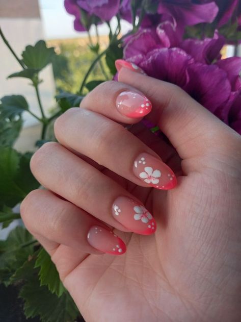 Tropical Nail Art: 18 Hawaiian-Inspired Summer Designs for Elegant Style Hawaii Nail Inspo Short, Tropical Nail Designs Simple, Summer Gel Nails Ideas Short Oval, Hawaii Nails Pink, Short Acrylic Nails Vacation, Hawaii French Tip Nails, Oval Vacation Nails, Mexico Summer Nails, Gel Nails For Vacation