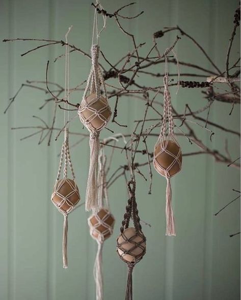 Spring Macrame Ideas, Macrame Photography, Feast Photography, Hanging Crystals Diy, Macrame Inspiration, Diy Crafts Ideas, Easy Easter Crafts, Macrame Hanger, Easter Inspiration