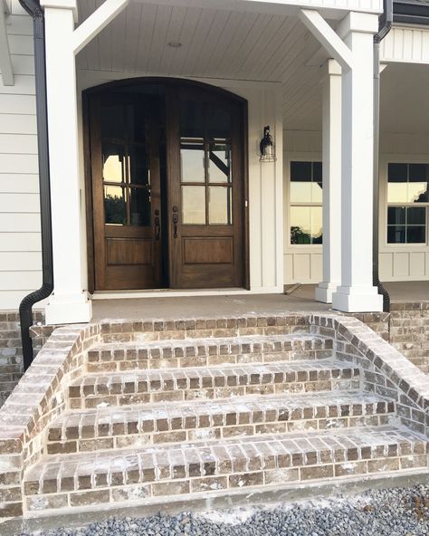 Brick Porch, Front Porch Steps, Farmhouse Front Porch, Brick Steps, Front Porch Design, Farmhouse Front Porches, Porch Steps, Diy Outdoor Decor, Front Steps