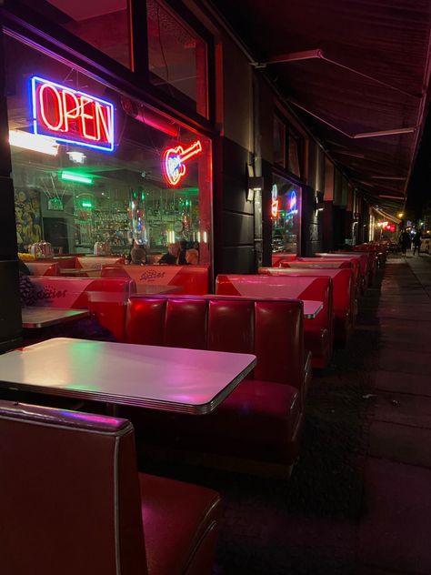 American Restaurant Aesthetic, Berlin, Diner Asthetic Picture, Old Fashioned Diner Aesthetic, Cute Diner Aesthetic, Old Diners Vintage, Small Town Diner Aesthetic, American Dinner Aesthetic, Summer Diner Aesthetic