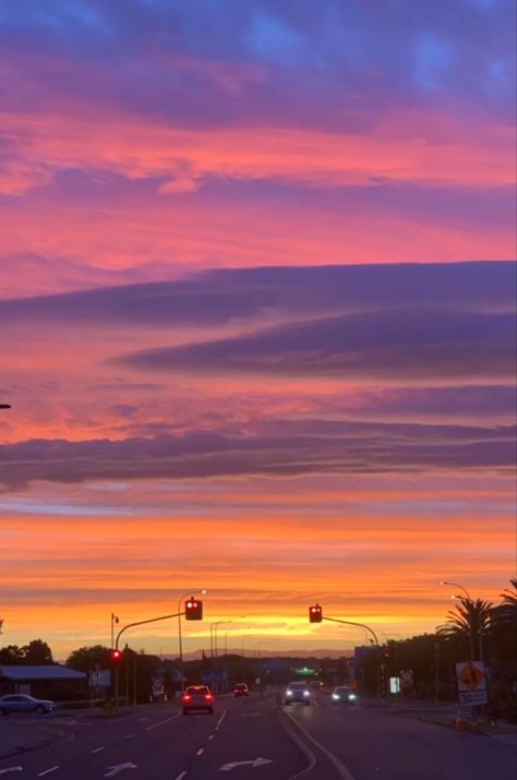 #sunset #road #driving #pretty #aesthetic #traffic #city Nature, Sunset Road Aesthetic, Aesthetic Traffic, Sunset Road, Pretty Aesthetic, Traffic Signal, City Road, Sunset City, Aesthetic Stuff