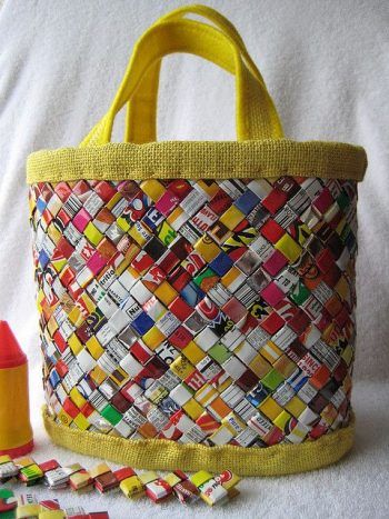 Recycler Diy, Candy Wrapper Purse, Upcycled Tote, Diy Jul, Sac Diy, Diy Sac, Magazine Crafts, Candy Wrapper, Upcycled Bag