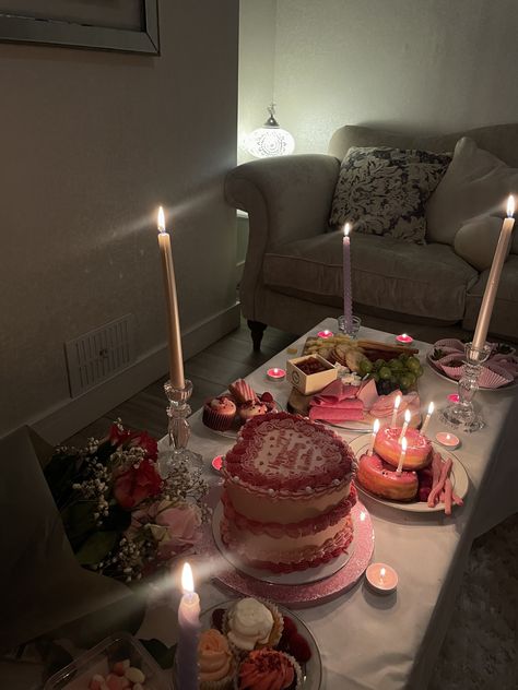 Cute Bday Decorations, 20 Birthday Party Ideas Decoration, Birthday Ideas With Family, Small Birthday Gathering Ideas, Candlelit Birthday Dinner, Birthday Kitchen Decorations, Bday Set Up, Small Birthday Table Setup, Birthday Dinner Home