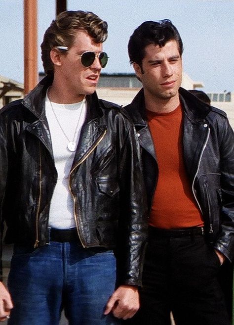 Jeff Conaway (Kenickie) and John Travolta (Danny Zuko) Greaser Guys, Greaser Outfit, Grease Outfits, Grease 1978, Grease Is The Word, Look 80s, Grease Movie, Danny Zuko, John Travolta