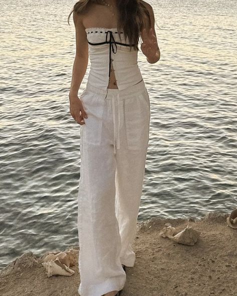 Where To Buy Linen Pants, Summer Europe Outfits Italy, Asia Outfit Ideas, Beach Outfit Pants, Itsyuyann Outfits, Asia Summer Outfit, White Simple Outfit, Picnic Fits, Beige Linen Pants Outfit