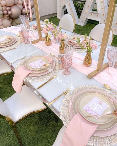 Table Set Up Aesthetic, Party Table Set Up, Birthday Table Setting Ideas, Pink Party Tables, Baby Shower Table Set Up, Easter Dinner Party, Picnic Party Decorations, Pink Table Settings, Theme Bapteme