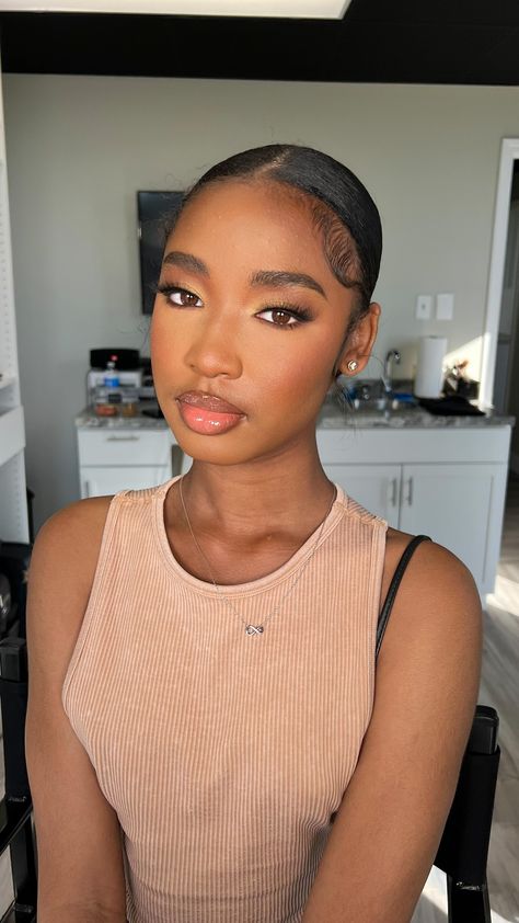 Simple Makeup Looks Light Skin, Face Beat Makeup Light Skin, Light Face Beat, Makeup Soft Glam Natural, Natural Dewy Glam Makeup, Golden Soft Glam Makeup, Light Soft Makeup, Prom Makeup Light Skin, Make Up Black Girls Skin