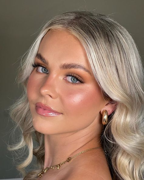 🤎 WARM, GLOWY, BRONZY 🤎 🔥 EVERYONES FAV GAL 🔥 @imogenlowe__ for @whitefoxboutique! Hair and makeup @clairejamiesonmakeup PRODUCT… | Instagram Light Glowy Makeup Natural Looks, Glowy Makeup Blue Eyes, Home Coming Make Up Looks, Beach Glow Makeup, Senior Pics Makeup, Glowy Formal Makeup, Bridesmaid Makeup Glowy, Golden Makeup Look For Brown Eyes, Natural Makeup Looks For Blue Eyes