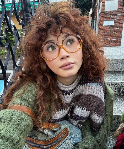 Glasses For Heart Shaped Face, 70s Glasses, Architecture Europe, Glasses For Round Faces, Glasses Inspiration, Glasses Outfit, Big Glasses, Funky Glasses, Academia Outfit