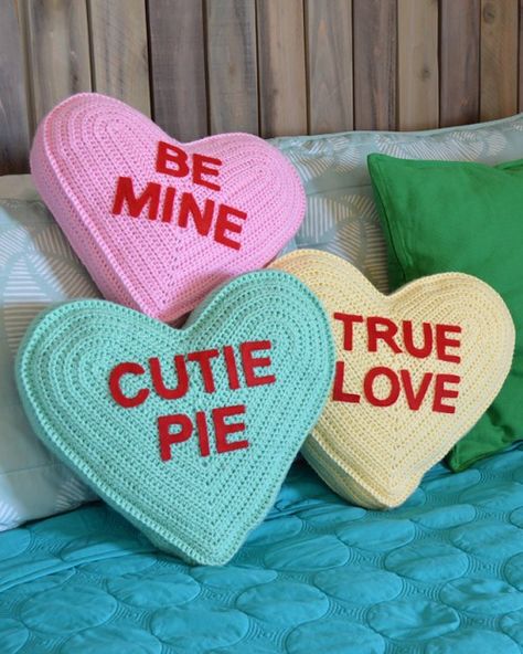 Tela, Amigurumi Patterns, Crochet Heart Pillow, Candy Pillows, Crochet Valentine Patterns, Heart Pillows, Confection Au Crochet, Crochet Christmas Gifts, Crochet Heart Pattern