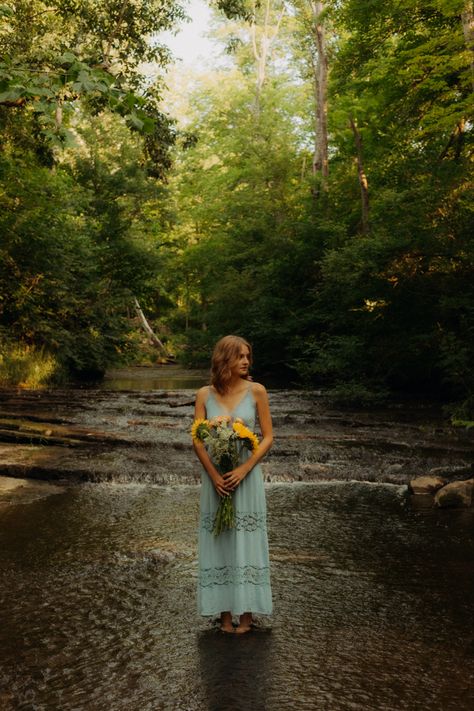 Photoshoot With Nature, Creek Graduation Pictures, Cute Simple Birthday Photoshoot Ideas, Cute Outdoor Pictures, Boho Grad Pictures, Summer River Photoshoot, Senior Nature Photos, Reading Senior Pictures, 2024 Senior Picture Ideas