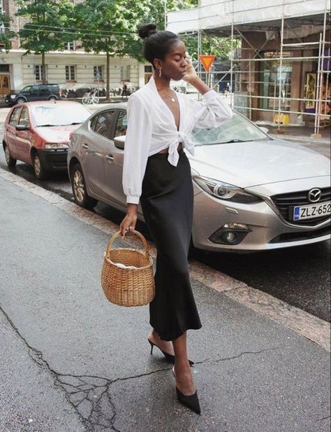 Outfits Camisa Blanca, Black Satin Skirt, Satin Skirt Outfit, Black Skirt Outfits, Pinterest Trends, French Wardrobe, Populaire Outfits, White Shirt Outfits, Parisienne Chic