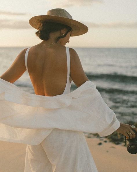 Beach Chic Aesthetic, Beach Photoshoot Casual, White Linen Photoshoot, Beach Business Photoshoot, Beach Town Photoshoot, Beach Branding Photoshoot, Woman Beach Photography, Linen Photoshoot, Beach Aesthetic Photoshoot