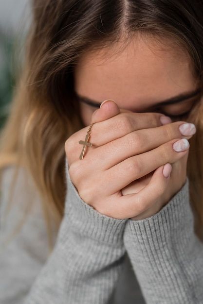 Praying Woman Aesthetic, Woman Praying Aesthetic, Praying Girl Aesthetic, Praying Woman Photography, Pray Astethic, Praying Aesthetic Christian, Prayer Aesthetic Photography, Praying Woman Pictures, Praying Pics