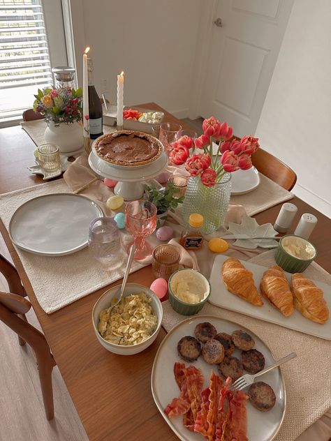 Brunch, spring, easter, spread, aesthetic, spring morning Essen, Easter Girls Brunch, Easter Breakfast Aesthetic, Easter Lunch Aesthetic, Friends Easter Party, Spring Breakfast Aesthetic, Spring Sleepover Ideas, March Inspo Aesthetic, Easter Day Aesthetic