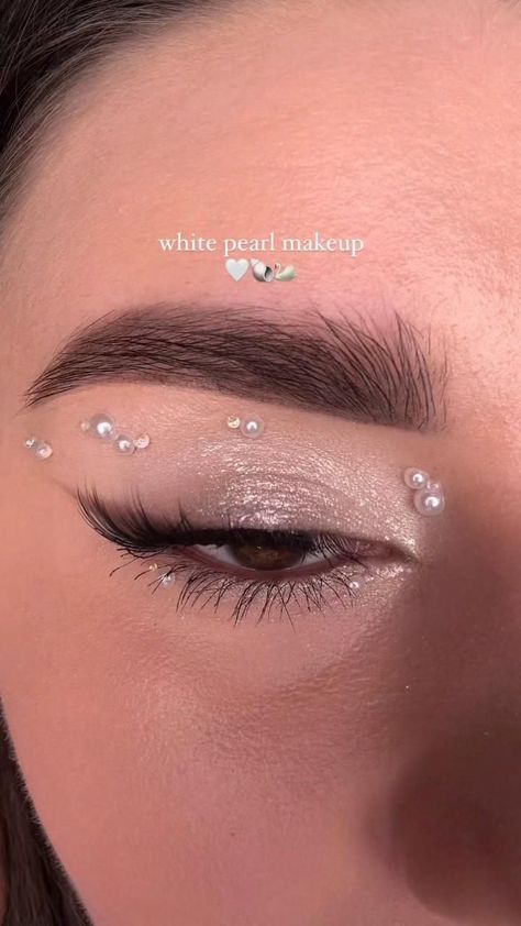 pearl makeup tutorial Silver Makeup For Green Eyes, Prom Makeup For Brown Eyes With Gems, Black And Pearl Makeup, White Prom Dress Makeup Ideas, Natural Makeup With Pearls, Makeup Ideas For Prom White Dress, Pearls In Makeup, Euphoria Pearl Makeup, Make Up Look With Pearls