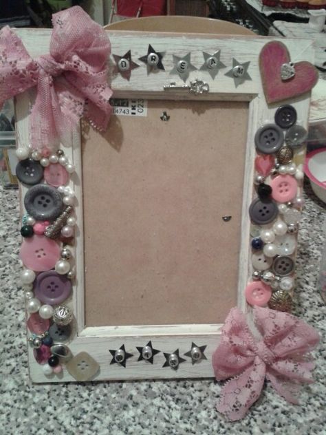 Home Made Picture Frames Diy, Picture Frame Embellishments Diy, Decorating A Picture Frame, Trinket Picture Frame, Decorated Frames Ideas, Diy Beaded Picture Frame, Star Picture Frame, Decorating Photo Frames, Cool Picture Frame Ideas