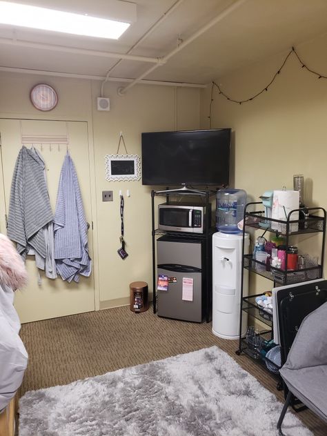 College Dorm Room Ideas For One Person, Ncat Dorm Room, Dorm Room Ideas Singles, Dorm With Kitchen, Dorm Kitchen Setup, Kitchen Dorm Ideas, Dorm Set Up Ideas, Private Dorm Room Ideas, Single College Dorm Room Ideas