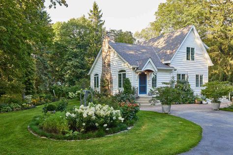 This Cottage by Lake Michigan Has the Yard Every Gardener Dreams About Midwest Weekend Getaways, Michigan Cottage, Comfort Food Desserts, Short Haired Pointer, Beautiful Home Gardens, American Garden, Quick And Easy Soup, Midwest Living, Social Media Followers