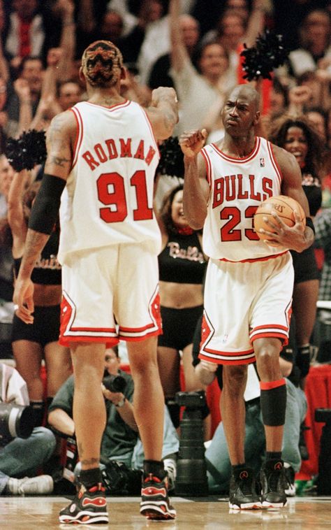 Michael Jordan and Dennis Rodman During Game 7 of the NBA Finals in 1998 Denis Rodman, Michael Jordan Art, Michael Jordan Pictures, Michael Jordan Photos, Jordan Bulls, Bola Basket, Basketball Players Nba, Micheal Jordan, Michael Jordan Basketball