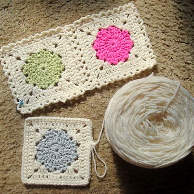 Squircles ... sweet little squares - and the pattern doesn't look too complicated.  Now, if I can just figure out how to connect the squares while crocheting ... Pretty Granny Square Pattern, Granny Square Blanket Patterns, Motifs Afghans, Appliques Au Crochet, Crocheted Squares, Afghan Squares, Granny Square Haken, Crochet Circle, Crochet Blocks