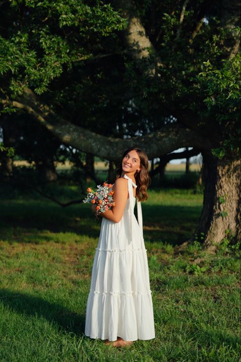 senior pictures 2023 field white dress flower inspo ideas Senior Pictures Outfits Sunflower Field, Suit Photoshoot Ideas For Women, Poses With Long Dresses Picture Ideas, Long Dresses For Senior Pictures, Asthetic Picture Senior, Senior Picture Ideas School, Senior Picture Scenery Ideas, Late Summer Senior Pictures, Senior Picture Asthetics