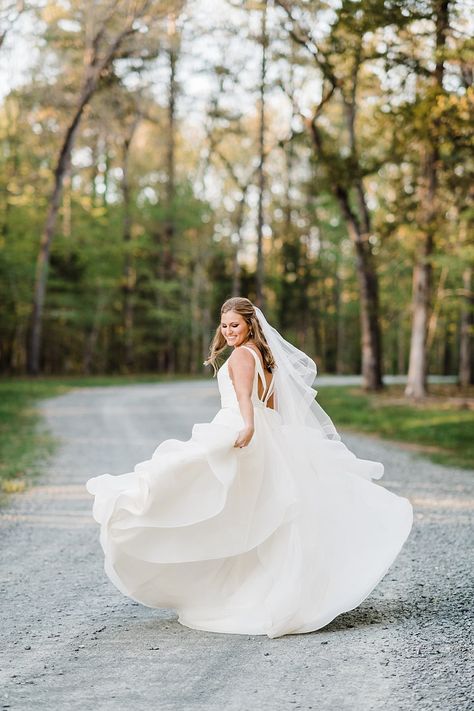 Bride Dress Pictures Photo Ideas, Bride Only Poses, Bride Veil Photography, Rustic Bridal Portraits, Bridal Portraits No Flowers, Outdoor Bride Photoshoot, Fun Bridal Portraits, Bride Alone Photos, Wedding Bridal Portraits