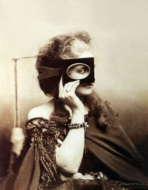 Virginia Oldoini, photographer and celebrity - In the 19th century she was a significant figure in portrait photography, and the first queen of selfies. Here she is, in 1863! Edgar Allan Poe, Sepia Photography, 1800s Fashion, Star Photography, Vintage Portraits, High Society, Photography Projects, Vintage Photography, Most Beautiful Women